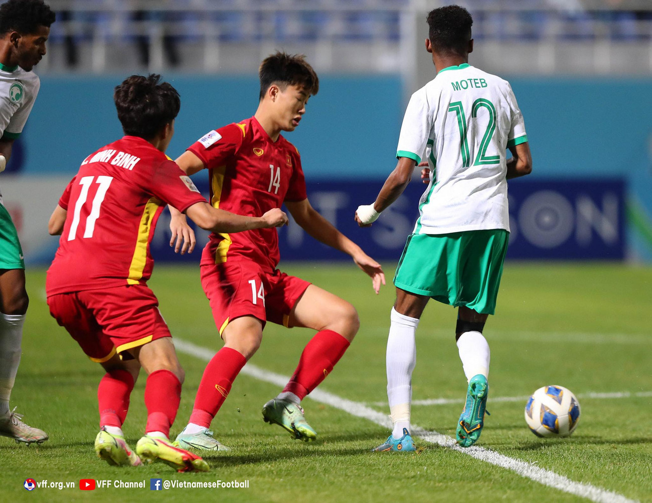 Những khoảnh khắc tả xung hữu đột của Văn Trường trong trận tứ kết với Saudi Arabia. (Ảnh: AFC, VFF) Những khoảnh khắc tả xung hữu đột của Văn Trường trong trận tứ kết với Saudi Arabia. (Ảnh: AFC, VFF)