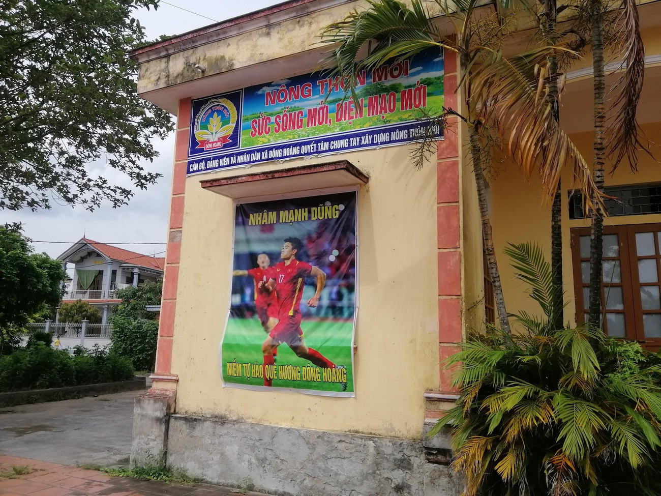 Hình ảnh Mạnh Dũng hiện diện ở mọi nơi tại Đông Hoàng. (Ảnh: Thanh Hải) Hình ảnh Mạnh Dũng hiện diện ở mọi nơi tại Đông Hoàng. (Ảnh: Thanh Hải)