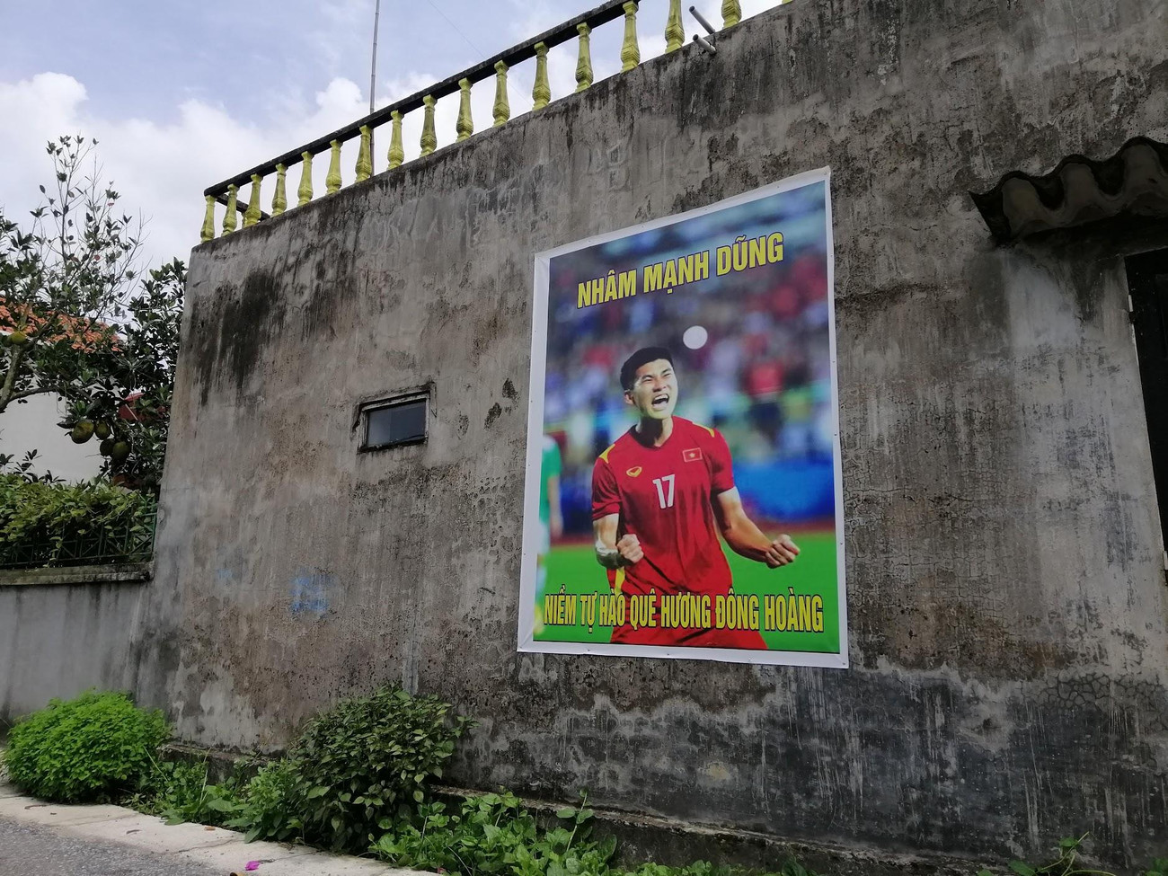 Hình ảnh Mạnh Dũng hiện diện ở mọi nơi tại Đông Hoàng. (Ảnh: Thanh Hải) Hình ảnh Mạnh Dũng hiện diện ở mọi nơi tại Đông Hoàng. (Ảnh: Thanh Hải)