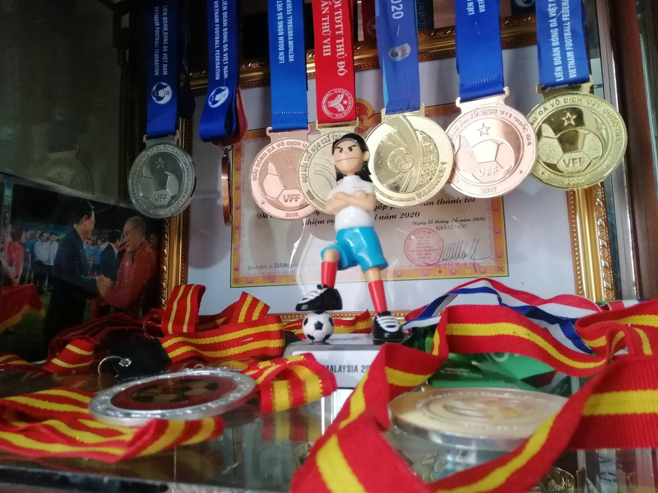 Bộ sưu tập đồ sộ huy chương, giải thưởng của Mạnh Dũng. (Ảnh: Thanh Hải) Bộ sưu tập đồ sộ huy chương, giải thưởng của Mạnh Dũng. (Ảnh: Thanh Hải)