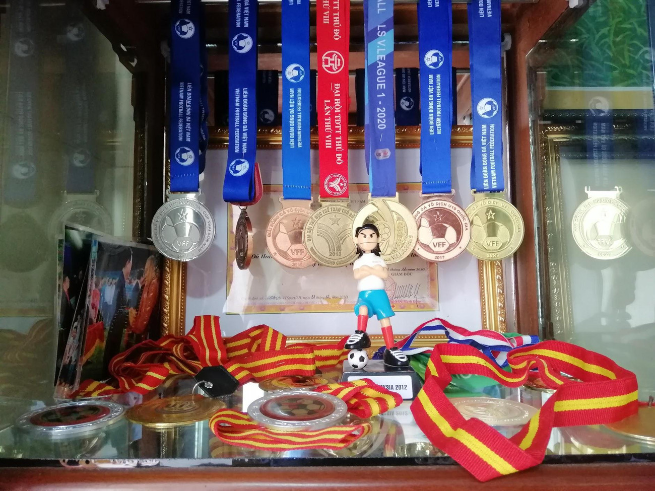 Bộ sưu tập đồ sộ huy chương, giải thưởng của Mạnh Dũng. (Ảnh: Thanh Hải) Bộ sưu tập đồ sộ huy chương, giải thưởng của Mạnh Dũng. (Ảnh: Thanh Hải)