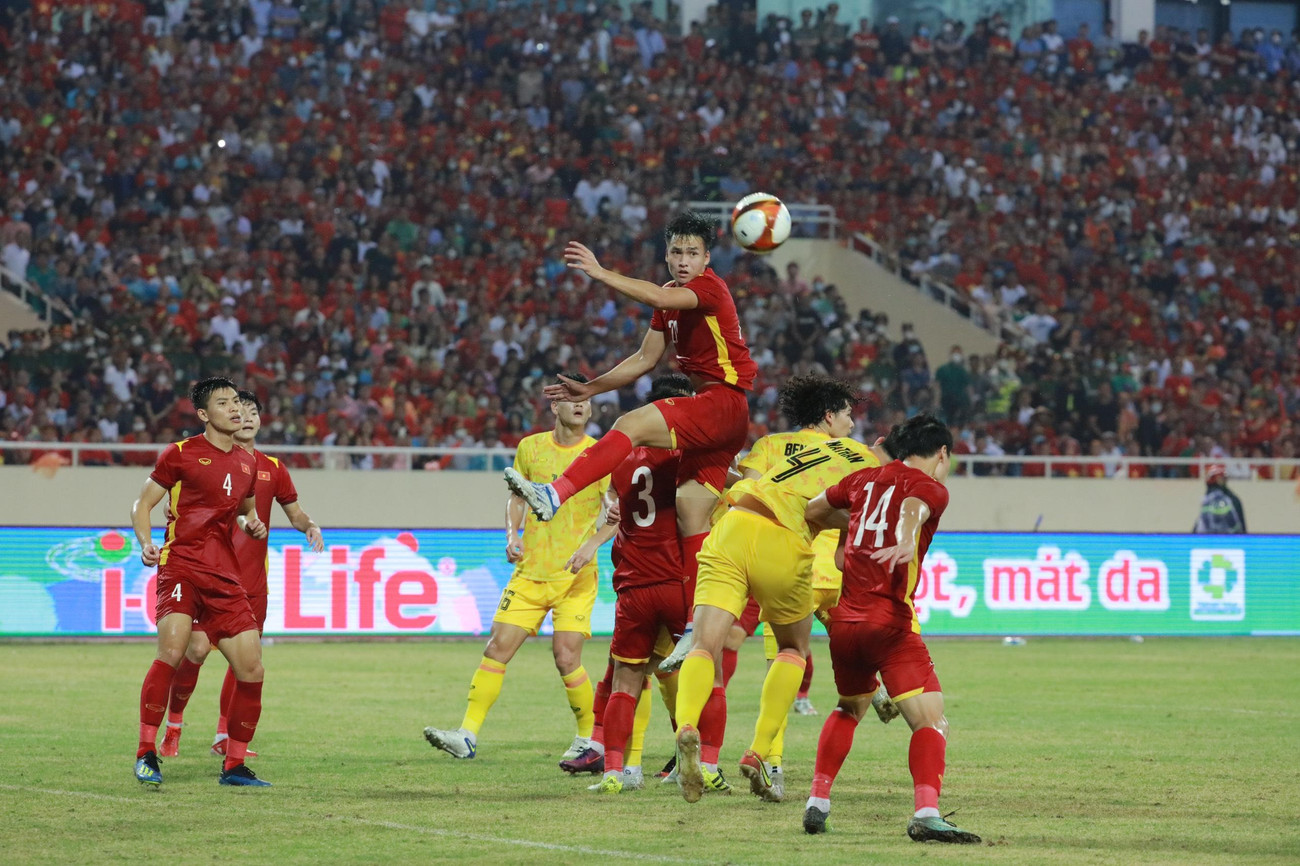 Bùi Hoàng Việt Anh mạnh mẽ trên sân cỏ và được tin tưởng đeo băng thủ quân (Ảnh: Như Ý, Trọng Tài, Trí Công)