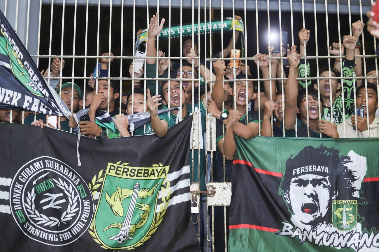 Các Bonek chờ đợi khoảnh khắc “jebolan” bên ngoài cánh cổng. (Ảnh: jawapos)