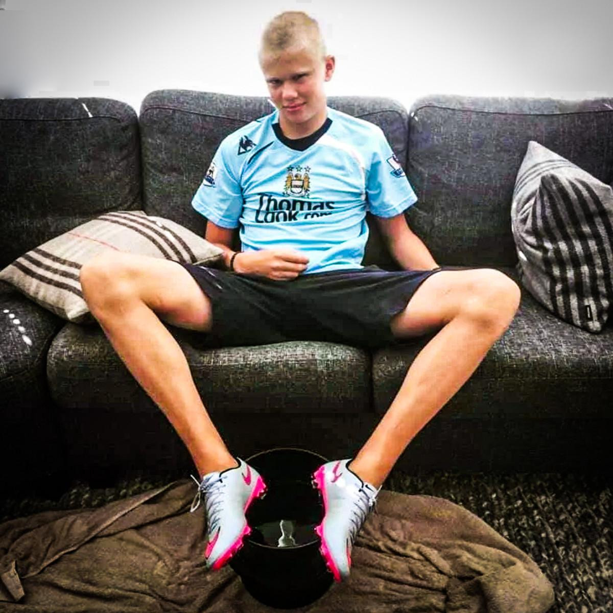 Erling Haaland trong chiếc áo Man City khi còn là một cậu nhóc. (Ảnh: Sport Illustrated) Erling Haaland trong chiếc áo Man City khi còn là một cậu nhóc. (Ảnh: Sport Illustrated)