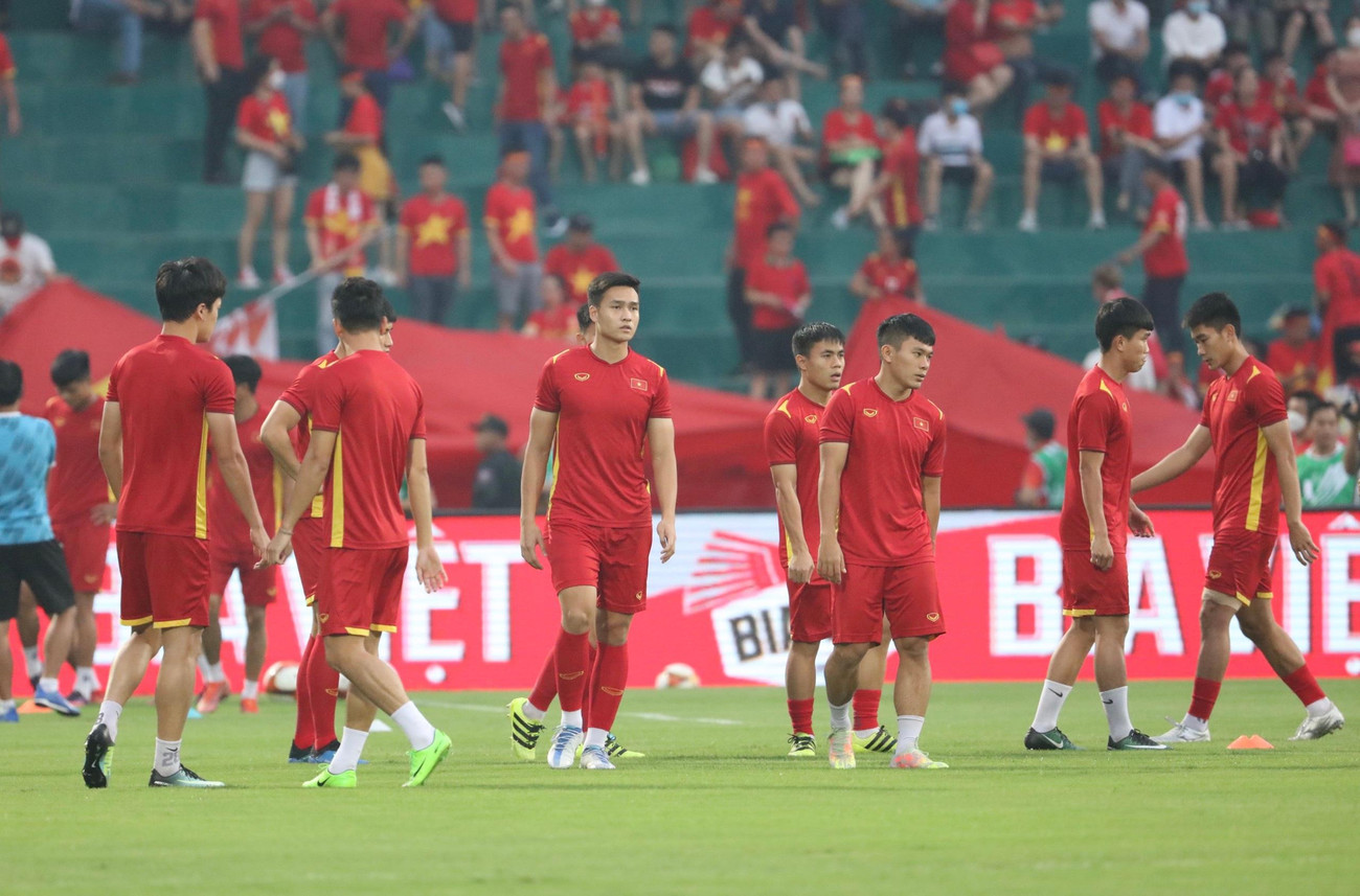 Bùi Hoàng Việt Anh mạnh mẽ trên sân cỏ và được tin tưởng đeo băng thủ quân (Ảnh: Như Ý, Trọng Tài, Trí Công)