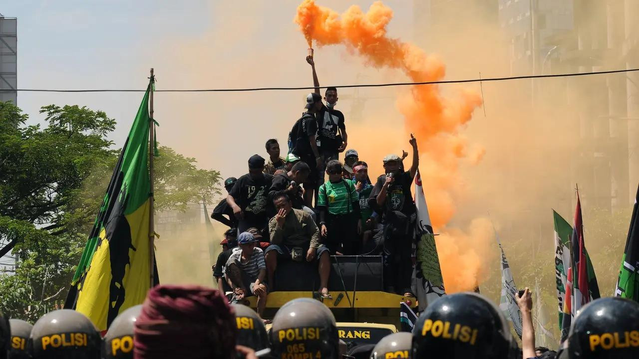 Bonek biểu tình trước khách sạn JW Marriot, Surabaya, Đông Java năm 2015. (Ảnh: mediansport)