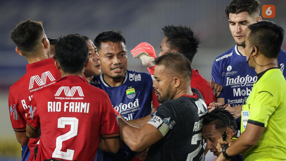 Trận derby Indonesia luôn nóng cả trong lẫn ngoài sân cỏ. (Ảnh: Bola)