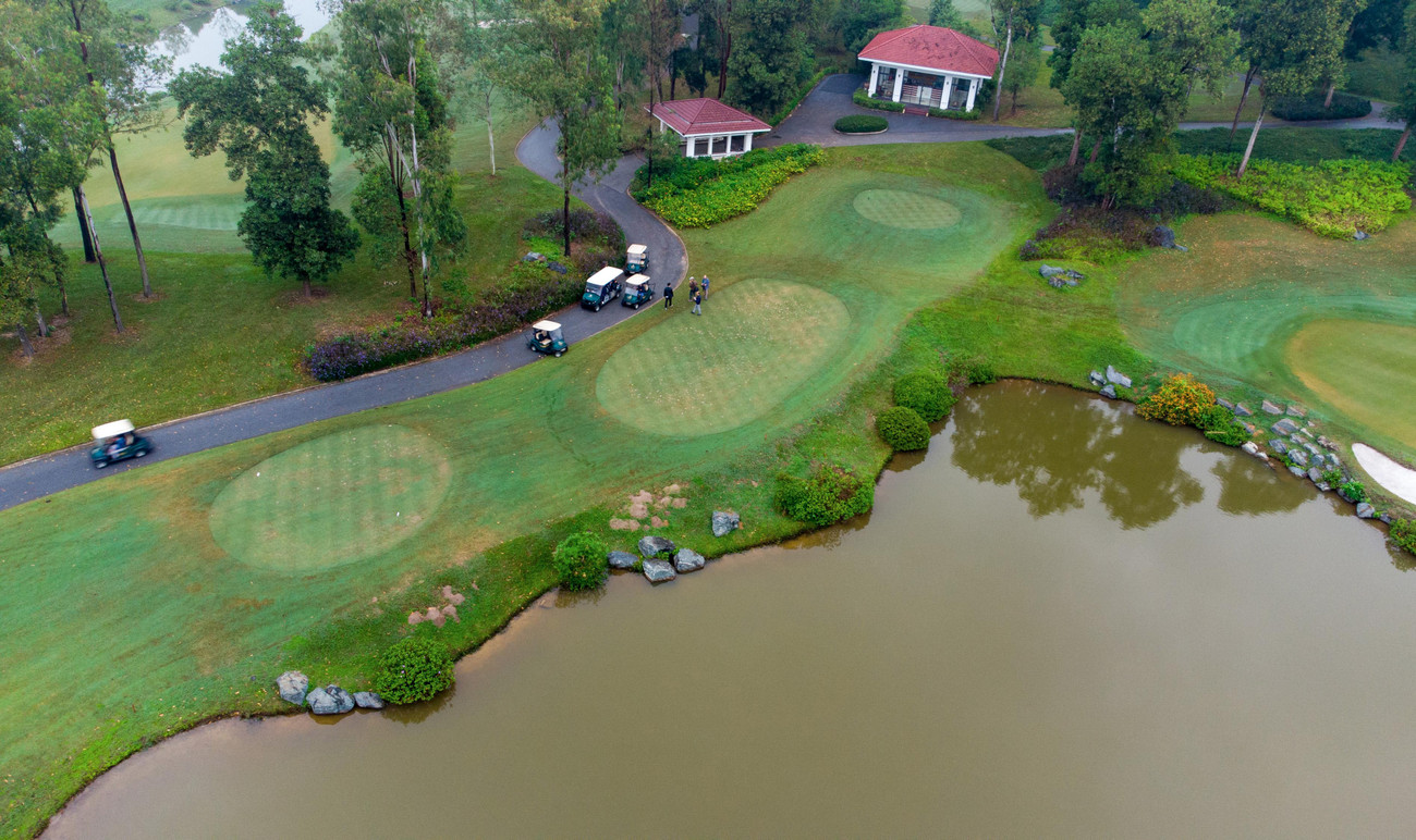 Sân Kings Course vừa được bảo dưỡng, xén tỉa, làm thoáng khí và lu mặt cỏ. (Ảnh: Như Ý) Sân Kings Course vừa được bảo dưỡng, xén tỉa, làm thoáng khí và lu mặt cỏ. (Ảnh: Như Ý)