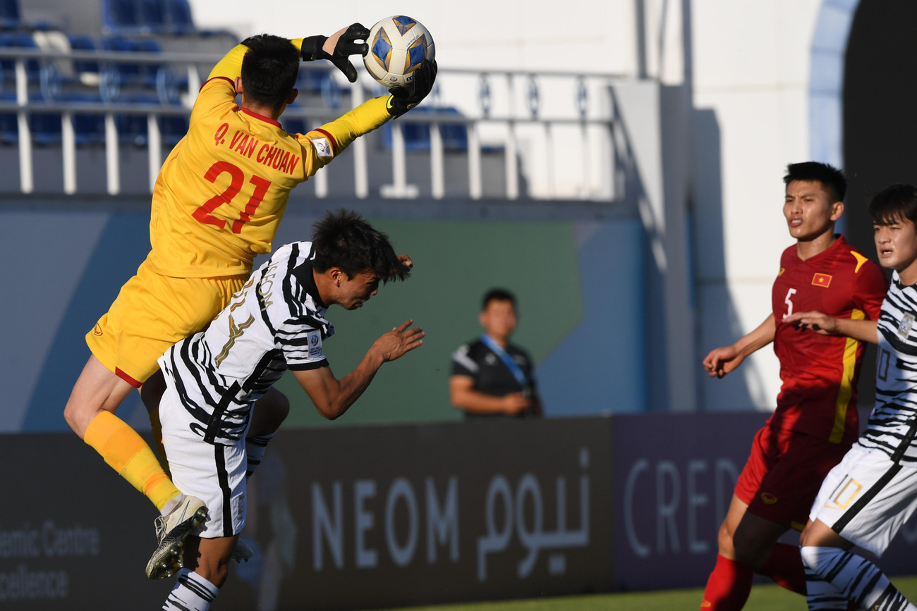 Quan Văn Chuẩn liên tiếp có những pha cứu thua xuất sắc trong trận đấu với Hàn Quốc. (Ảnh: AFC) Quan Văn Chuẩn liên tiếp có những pha cứu thua xuất sắc trong trận đấu với Hàn Quốc. (Ảnh: AFC)