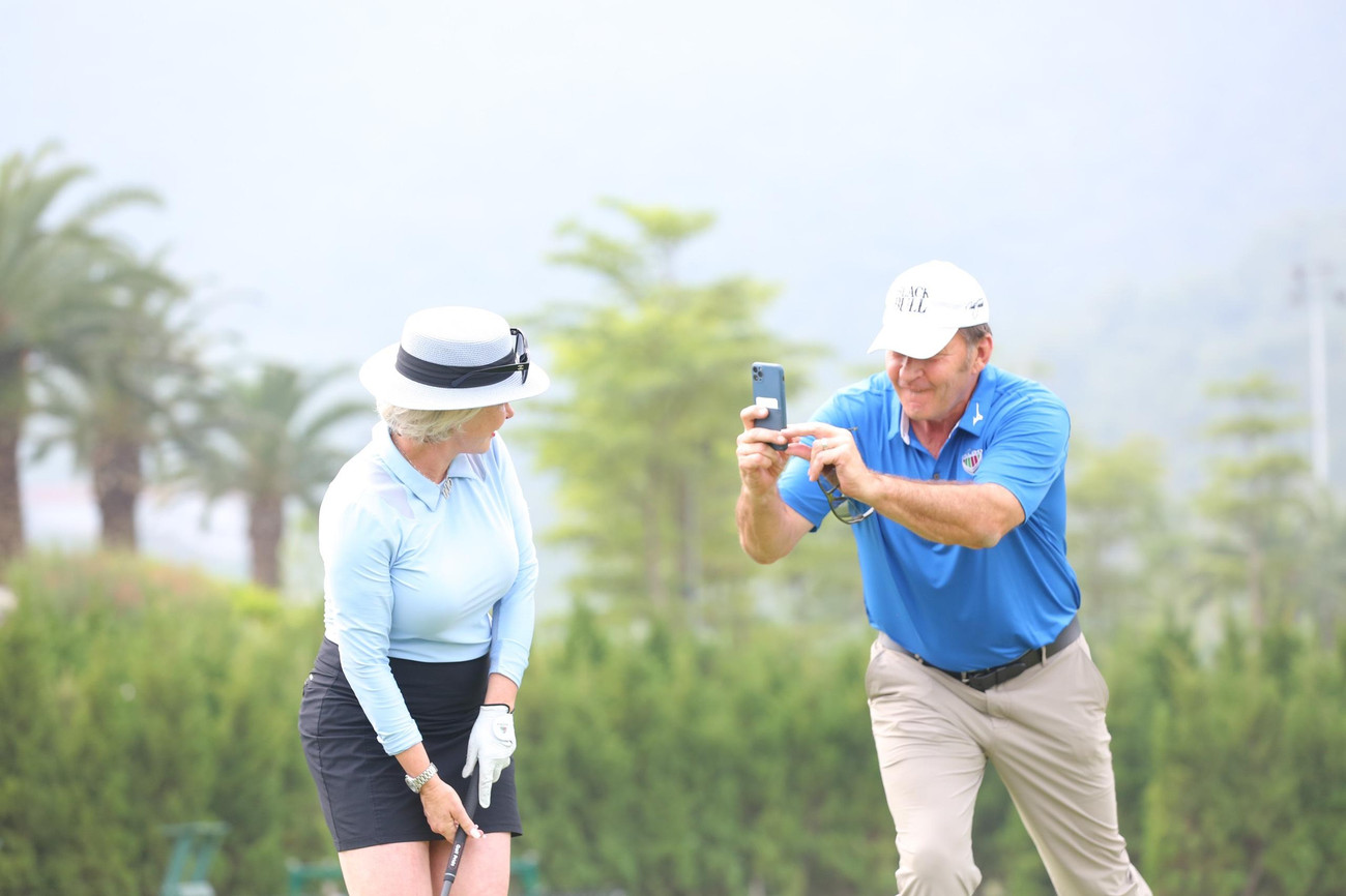 Khoảnh khắc vui vẻ của Sir Nick Faldo và vợ.