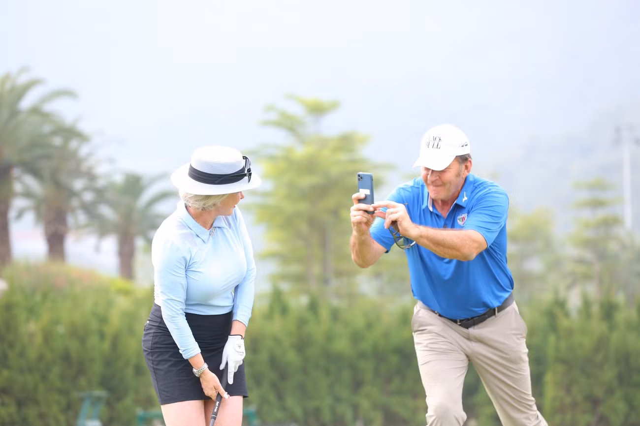 Khoảnh khắc vui vẻ của Sir Nick Faldo và vợ. Khoảnh khắc vui vẻ của Sir Nick Faldo và vợ.