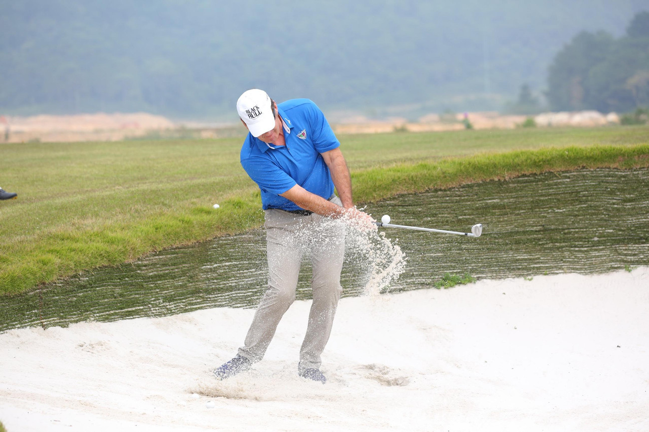 Sir Nick Faldo tập luyện trước khi tham gia thử thách ở 9 hố của Thanh Lanh Valley Resort &amp; Golf.