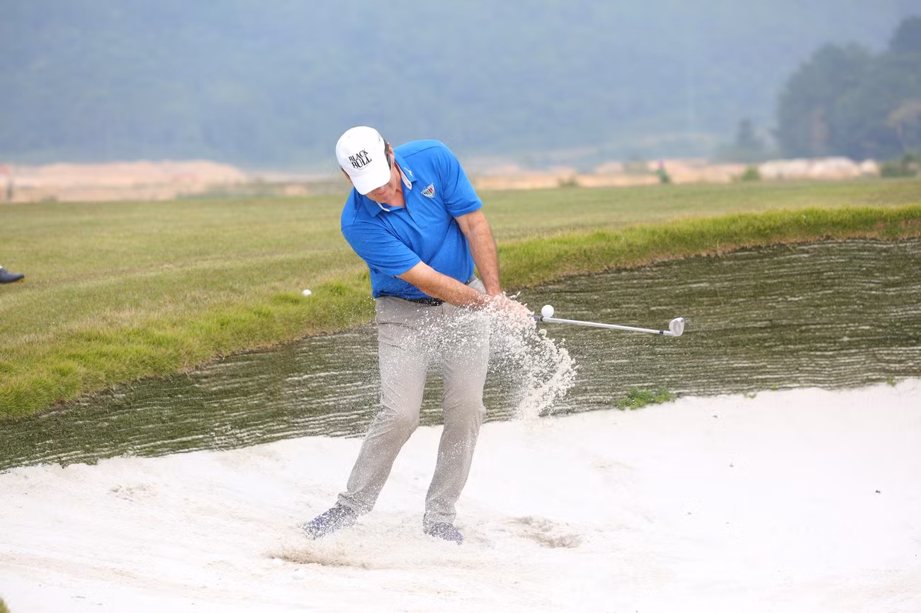 Sir Nick Faldo tập luyện trước khi tham gia thử thách ở 9 hố của Thanh Lanh Valley Resort & Golf. Sir Nick Faldo tập luyện trước khi tham gia thử thách ở 9 hố của Thanh Lanh Valley Resort & Golf.