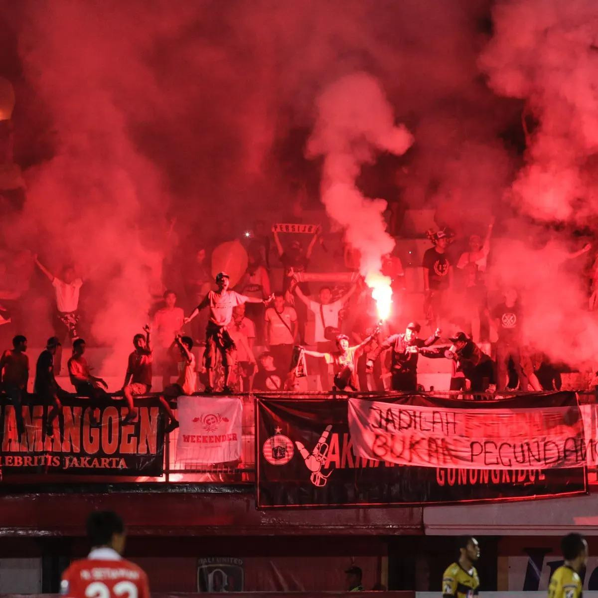 Những người trẻ tuổi tìm thấy phương thức thể hiện bản thân trong bóng đá. (Ảnh: Guardian)