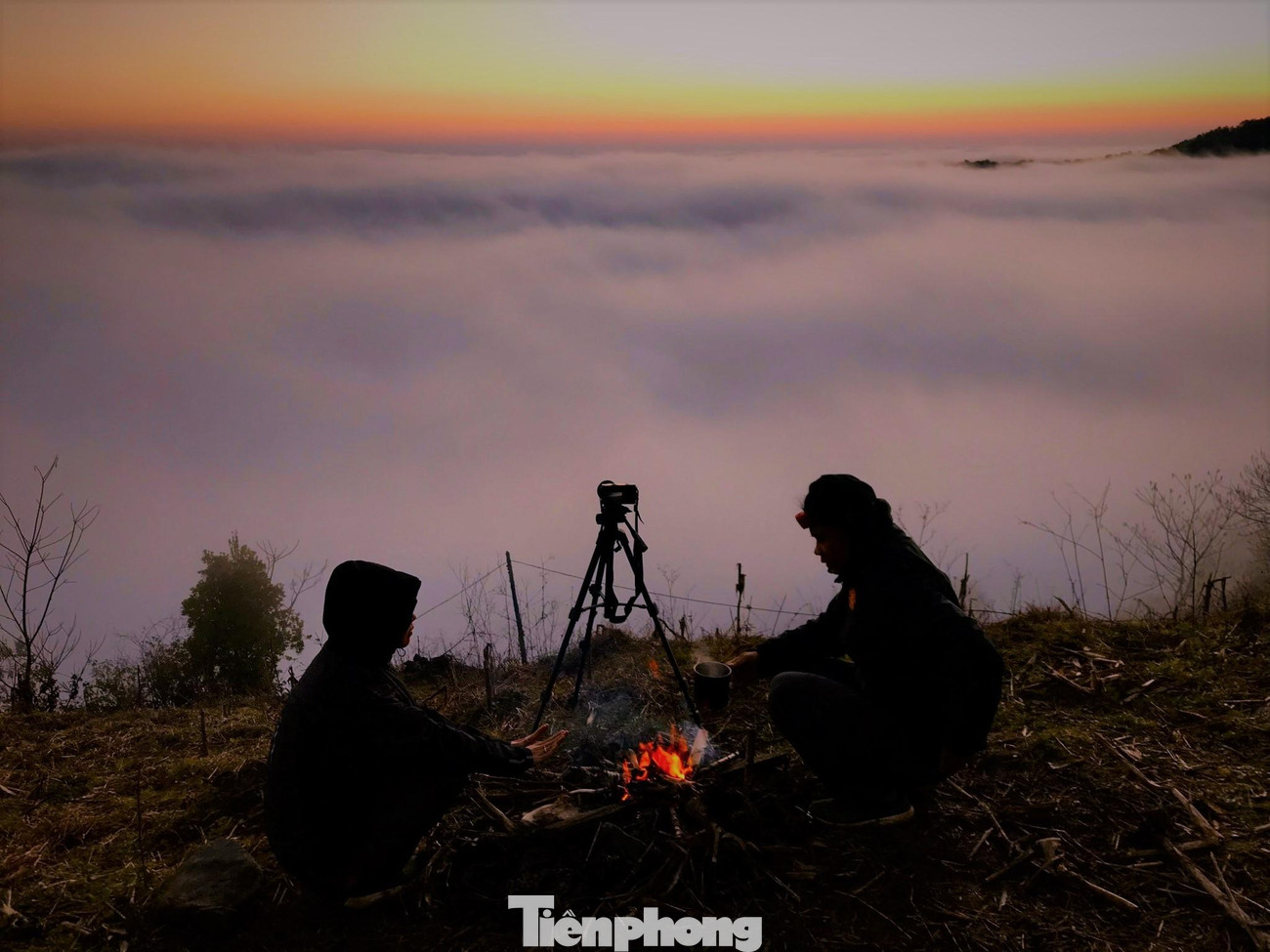 Thợ săn mây phải dậy từ lúc gà còn chưa gáy để đi bộ lên điểm săn mây.