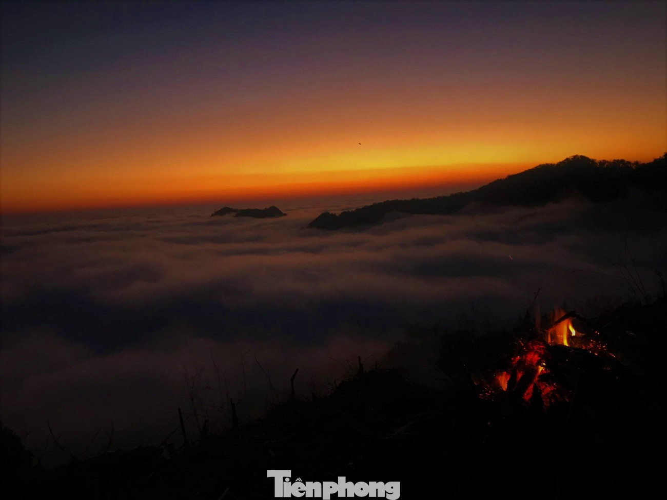 Những "thợ săn" thường nhóm lửa để sưởi ấm chờ khoảnh khắc đẹp nhất trong ngày.