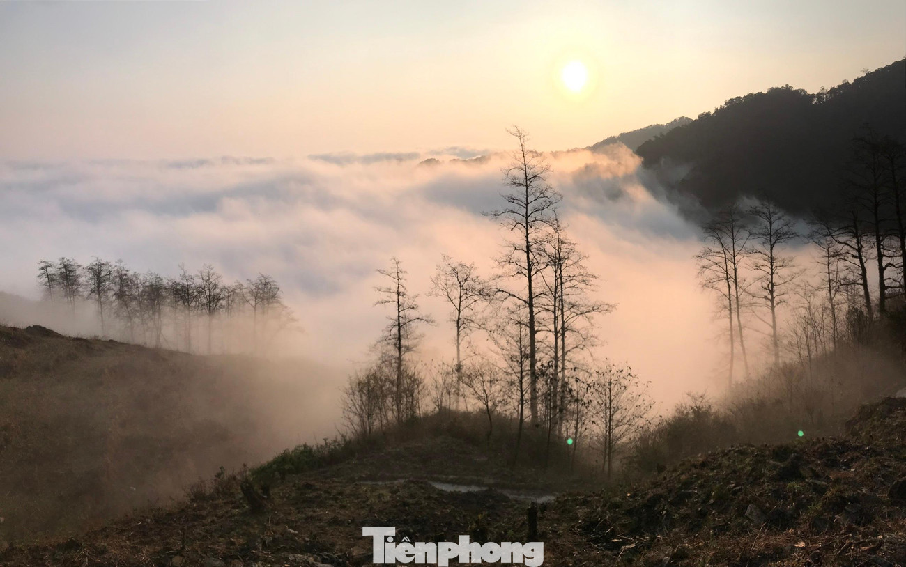 Mặt trời lên cũng là lúc những biển mây bắt đầu di chuyển. Có những khoảnh khắc mây đổ xuống khiến cảnh vật xung quanh bồng bềnh như chốn bồng lai tiên cảnh.