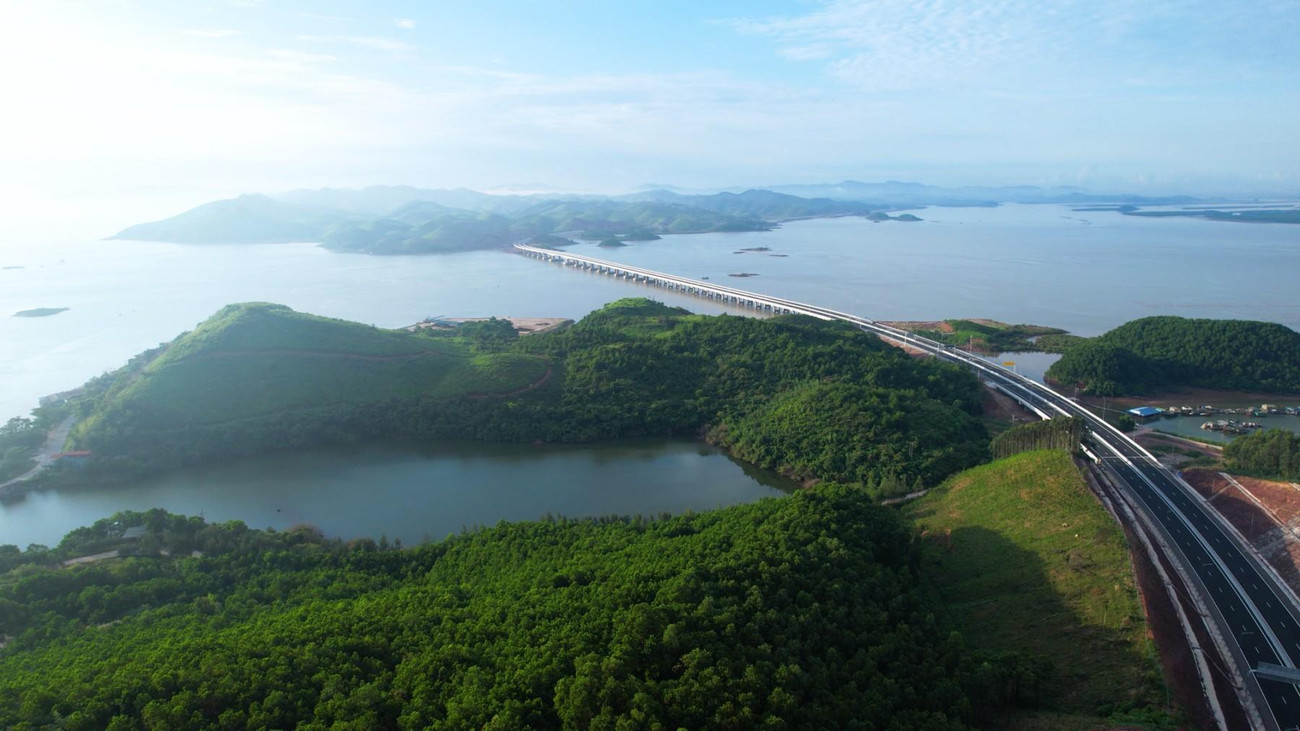 Cao tốc Vân Đồn – Móng Cái đi vào hoạt động đã hoàn thiện tuyến cao tốc từ Lào Cai đi qua Hà Nội, Hải Phòng đến TP Móng Cái, tạo thành tuyến cao tốc liền mạch dài nhất Việt Nam với chiều dài lên đến gần 600km trong đó Quảng Ninh là tỉnh có số km lớn nhất cả nước với 176km. Cao tốc Vân Đồn – Móng Cái đi vào hoạt động đã hoàn thiện tuyến cao tốc từ Lào Cai đi qua Hà Nội, Hải Phòng đến TP Móng Cái, tạo thành tuyến cao tốc liền mạch dài nhất Việt Nam với chiều dài lên đến gần 600km trong đó Quảng Ninh là tỉnh có số km lớn nhất cả nước với 176km.