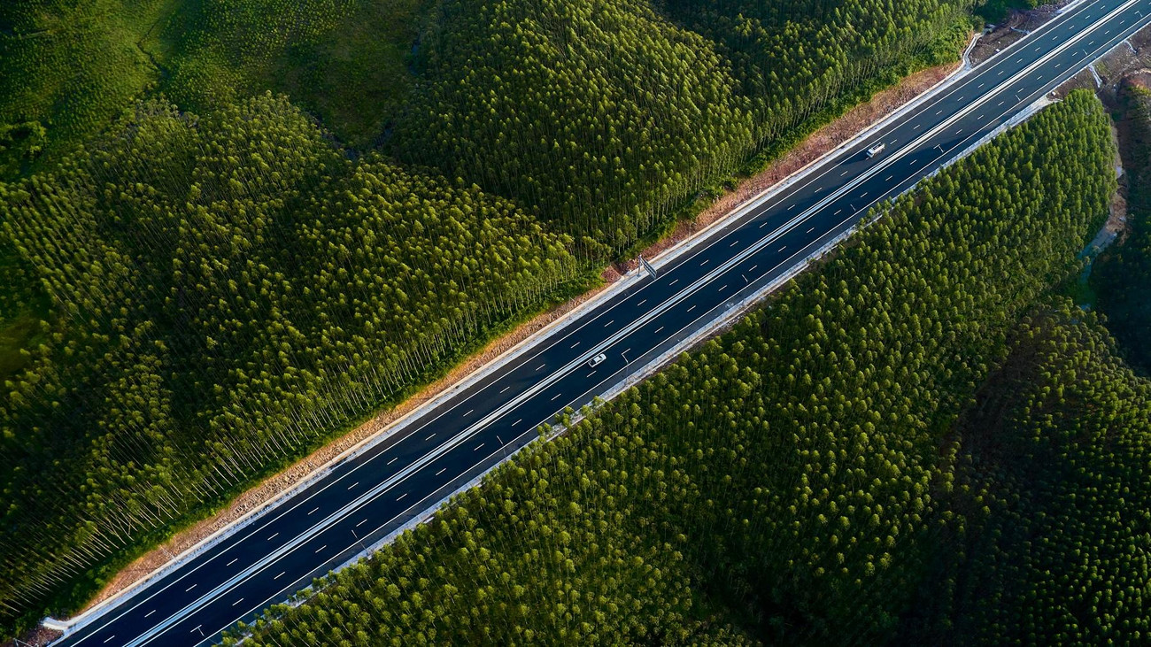 Tuyến cao tốc đi qua những cánh rừng đại ngàn ngút màu xanh, những vùng ngập nước rộng lớn, nơi sở hữu những khu rừng ngập mặn hàng trăm năm tuổi, trở thành một trong những tuyến cao tốc có cảnh quan đẹp nhất Việt Nam. Tuyến cao tốc đi qua những cánh rừng đại ngàn ngút màu xanh, những vùng ngập nước rộng lớn, nơi sở hữu những khu rừng ngập mặn hàng trăm năm tuổi, trở thành một trong những tuyến cao tốc có cảnh quan đẹp nhất Việt Nam.