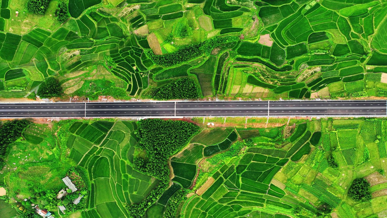 Hệ thống giao thông thông minh ITS được trang bị hiện đại với tổng cộng 66 camera CCTV có thể quan sát và nhìn rõ các vật thể ở khoảng cách 1Km, được ghi hình liên tục 24/24 giờ trong mọi điều kiện thời tiết. Hệ thống giao thông thông minh ITS được trang bị hiện đại với tổng cộng 66 camera CCTV có thể quan sát và nhìn rõ các vật thể ở khoảng cách 1Km, được ghi hình liên tục 24/24 giờ trong mọi điều kiện thời tiết.