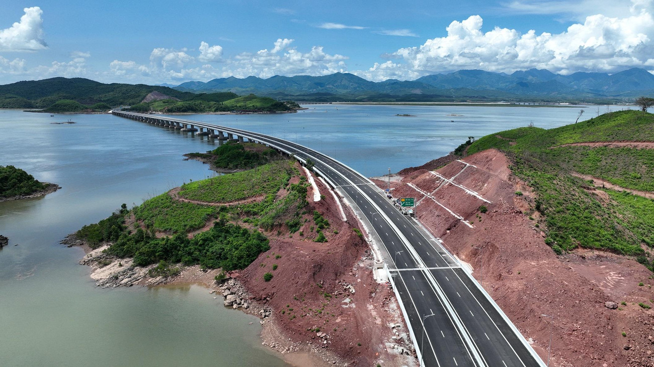 Sau hơn 2 năm thi công trong điều kiện gặp nhiều khó khăn, hiện cao tốc Vân Đồn - Móng Cái đã hoàn thành thi công các hạng mục.