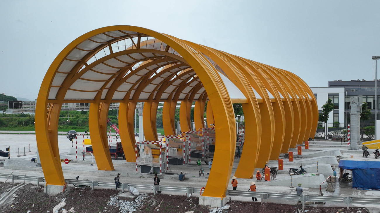 Bên cạnh đó, đây còn là tuyến cao tốc duy nhất ở Việt Nam kết nối đồng bộ với 3 sân bay quốc tế (Nội Bài - Cát Bi - Vân Đồn)