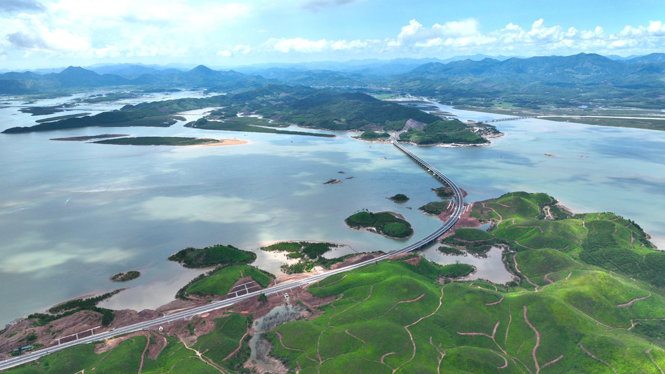 Để đảm bảo phương án tài chính, tháng 7/2020, tỉnh Quảng Ninh đã tách cao tốc Vân Đồn - Móng Cái thành 2 dự án độc lập, gồm: Vân Đồn - Tiên Yên triển khai đầu tư bằng nguồn vốn ngân sách tỉnh và Tiên Yên - Móng Cái đầu tư theo hình thức BOT.