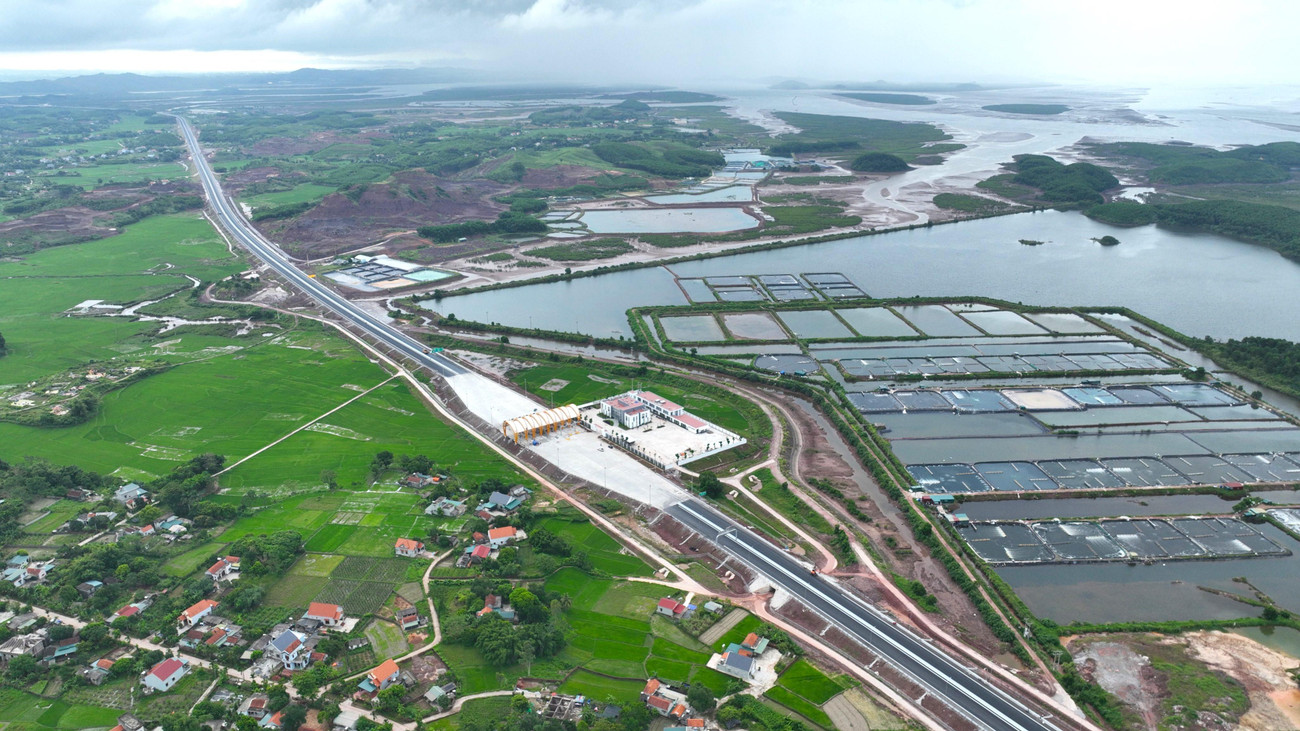 Con đường đi qua Vịnh Di sản - Kỳ quan thiên nhiên, qua những cánh rừng đại ngàn ngút màu xanh, những vùng ngập nước rộng lớn, nơi sở hữu những khu rừng ngập mặn hàng trăm năm tuổi, trở thành một trong những tuyến cao tốc có cảnh quan đẹp nhất Việt Nam.