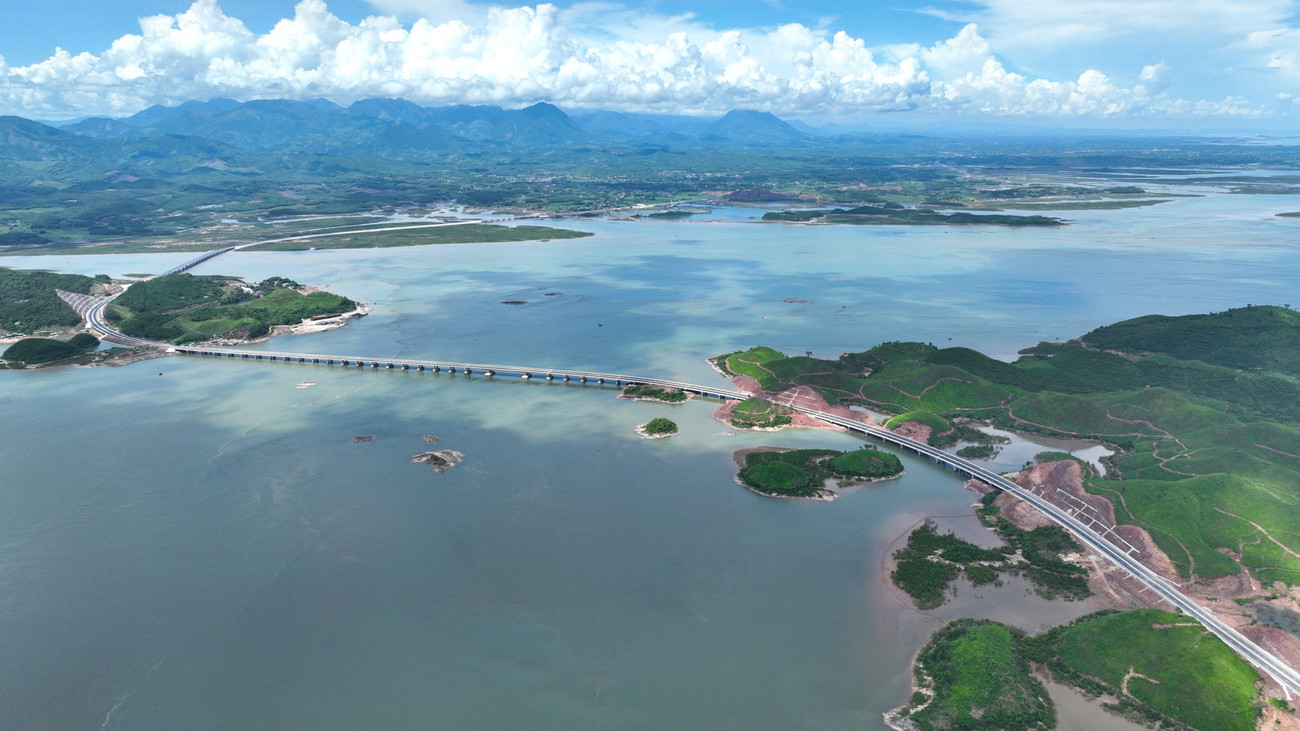 Đây cũng là tuyến đường sở hữu nhiều cây cầu vượt biển, vượt sông suối nhất (35 cây cầu) để giảm thiểu tác động đến hệ thống rừng ngập mặn, môi trường xung quanh tuyến.