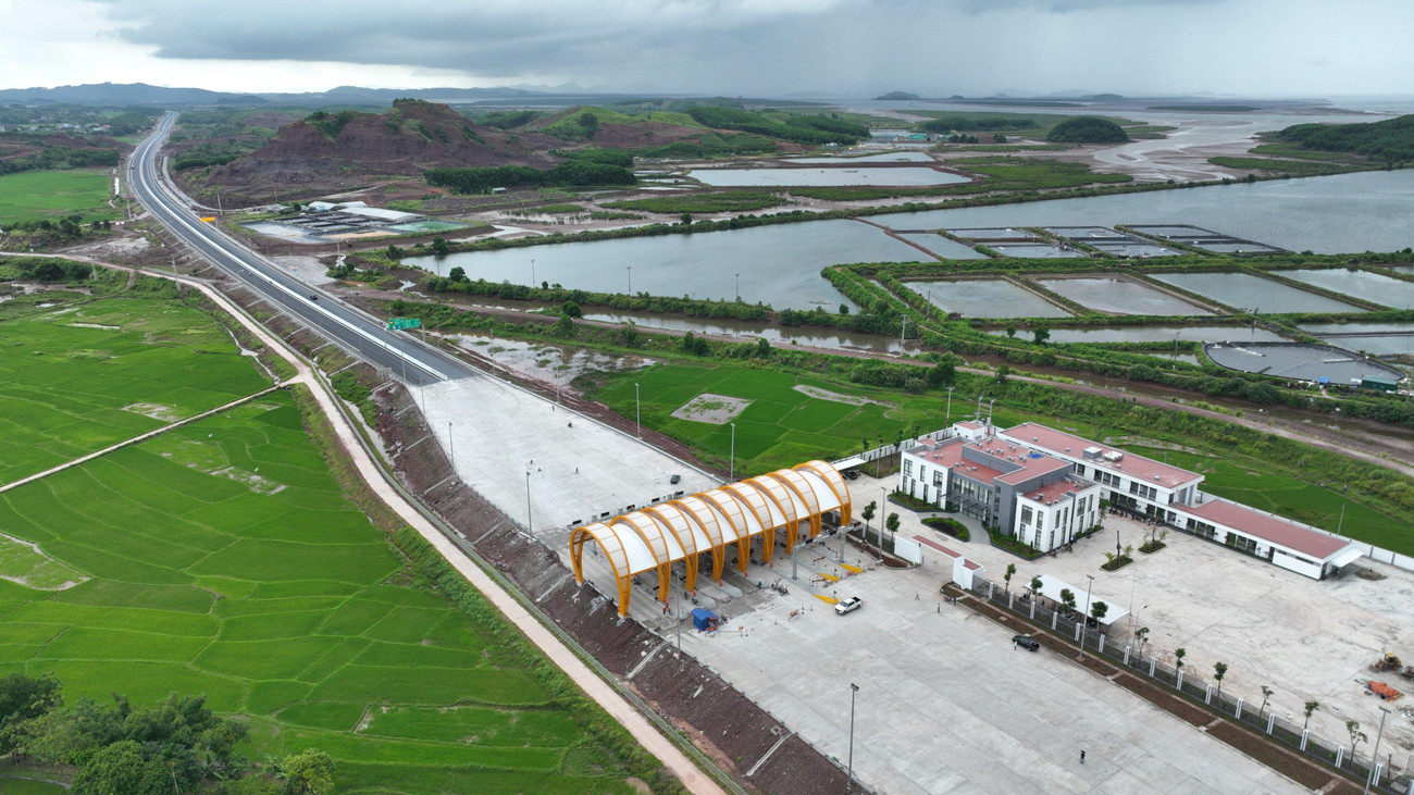 Sau 500 ngày, đêm thi công trong điều kiện vô cùng khó khăn do tác động ảnh hưởng của dịch bệnh COVID -19, cao tốc Vân Đồn – Móng Cái đã về đích đúng hẹn.