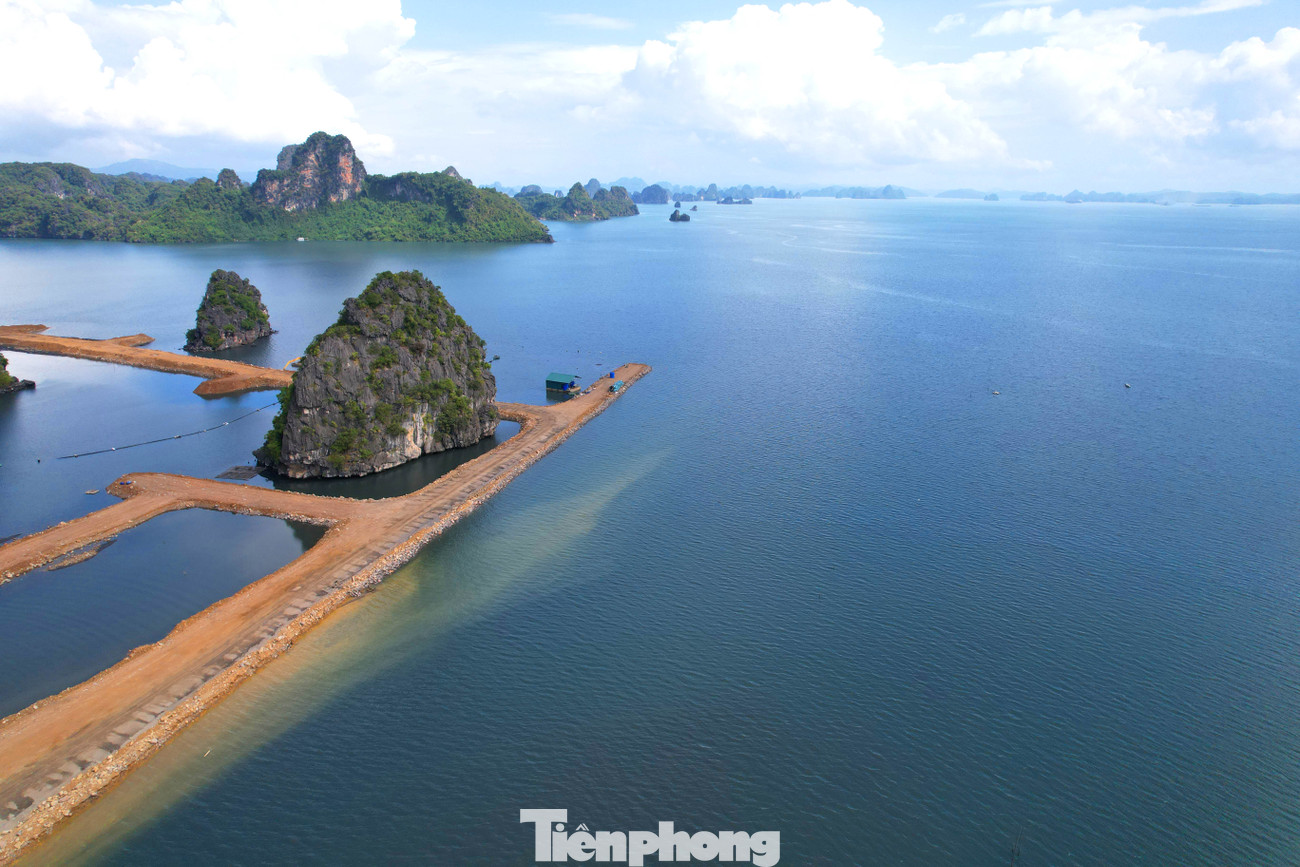 Việc đổ đất lấn thêm ra biển vẫn chưa có dấu hiệu dừng lại khi con đường vẫn nằm chờ vật liệu san lấp.