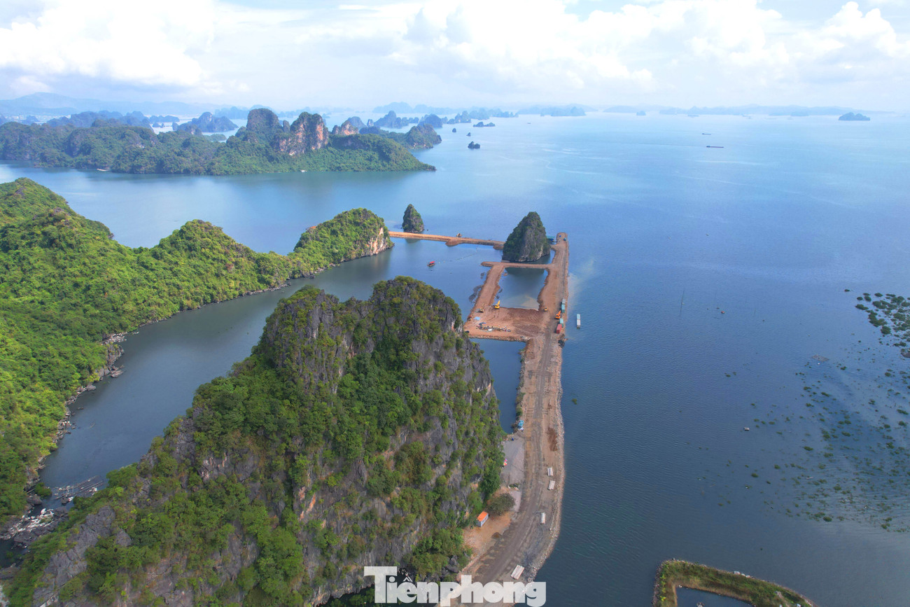 Điều đặc biệt, dự án này lấn ra vịnh Hạ Long cả cây số tính từ đường bao biển Hạ Long - Cẩm Phả.