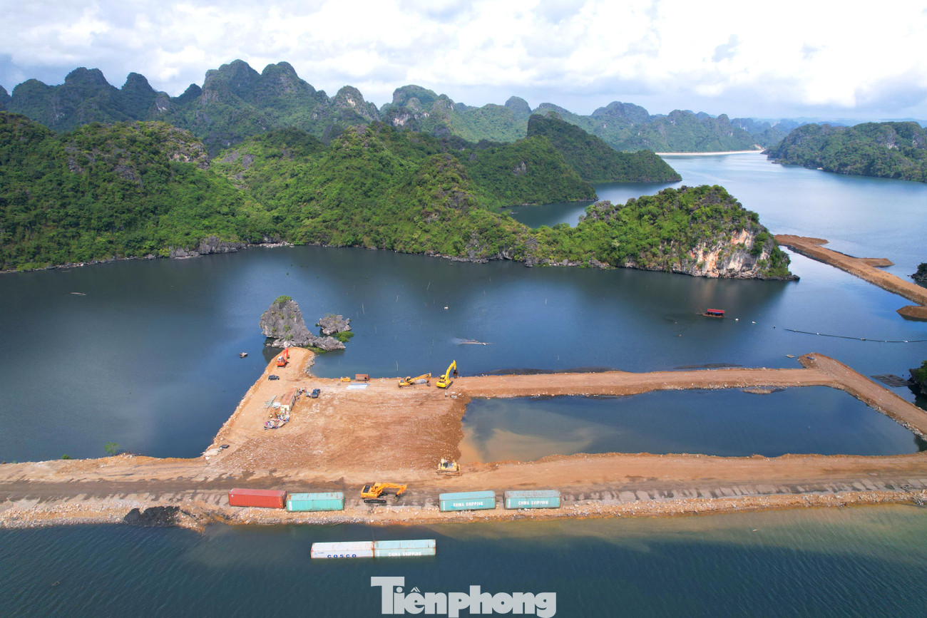 "Ngay khi nắm được thông tin, Ban Quản lý vịnh đã cấp tốc có văn bản gửi cho UBND TP Cẩm Phả, Sở Văn hóa và Thể thao tỉnh về việc xem xét lại dự án đang thực hiện thuộc vùng đệm của di sản", đại diện lãnh đạo Ban Quản lý vịnh Hạ Long cho biết.