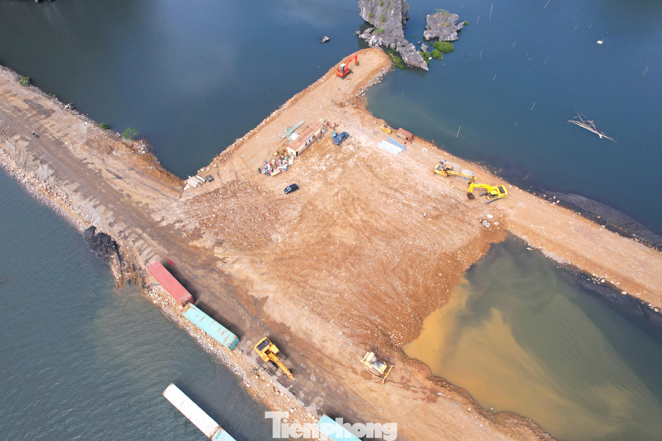 Theo quan sát của phóng viên, hiện tại dự án đã đổ đất vượt ra bên ngoài vị trí các núi đá sát bờ vịnh.