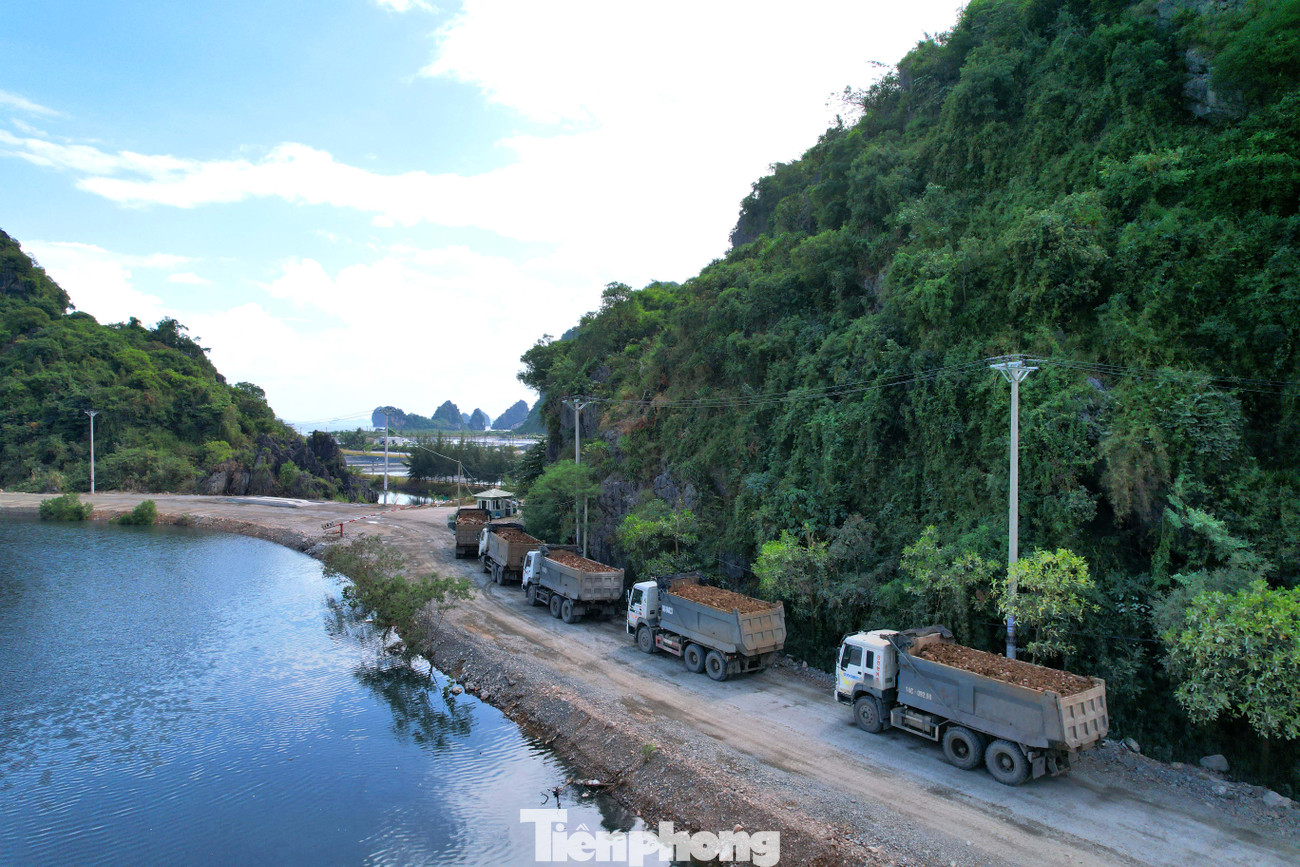 Nhiều ngày nay, khu vực phường Quang Hanh, TP Cẩm Phả (Quảng Ninh) xuất hiện hàng đoàn xe chở đất đá san lấp dự án. Đoàn xe 'hổ vồ' này không hề có bạt che phủ khi lưu thông trên đường và có dấu hiệu quá tải.