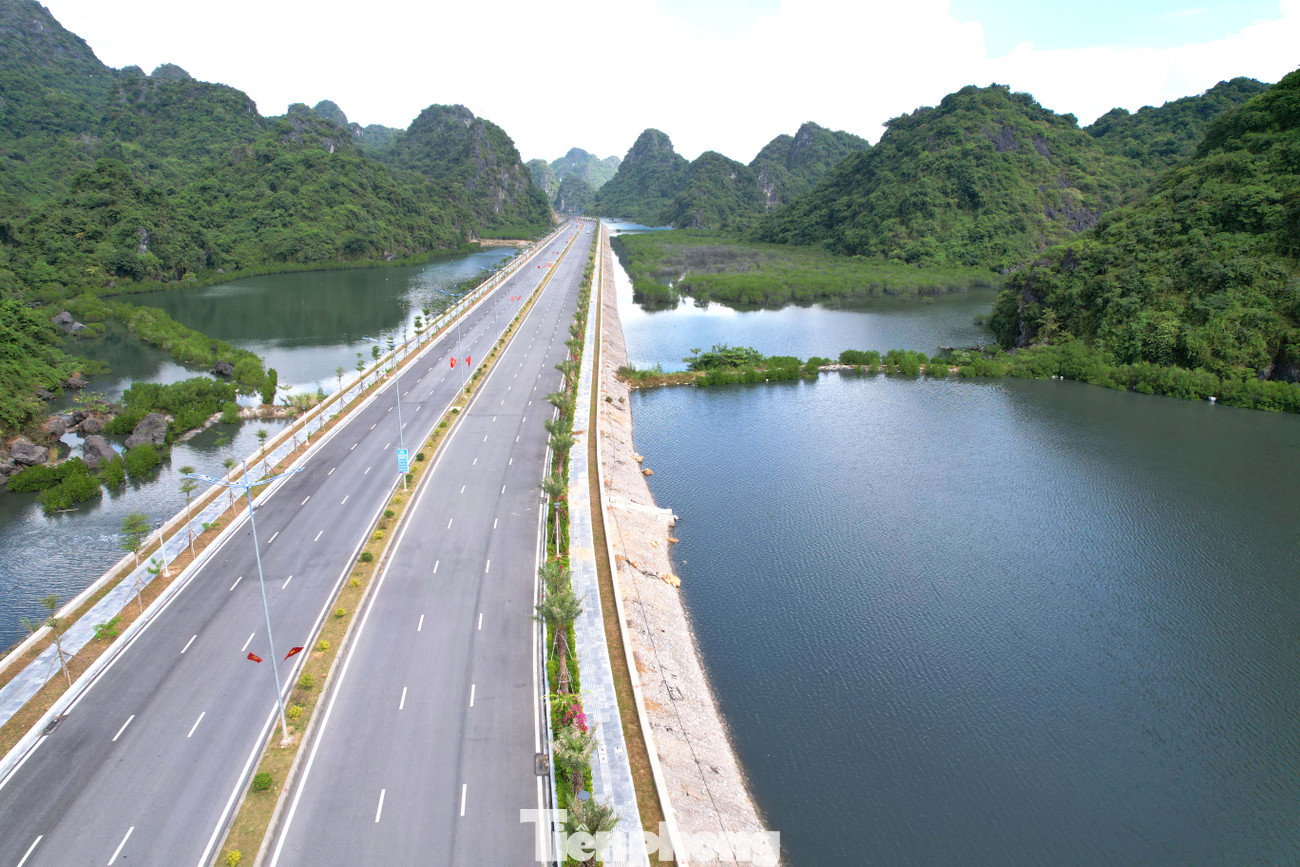 Trước đó, nhiều lần UNESCO đã khuyến cáo về việc di sản vịnh Hạ Long đang chịu rất nhiều áp lực về các hoạt động du lịch, vận tải biển và đặc biệt là quá trình đô thị hóa của Quảng Ninh khiến môi trường vịnh đang bị ảnh hưởng.