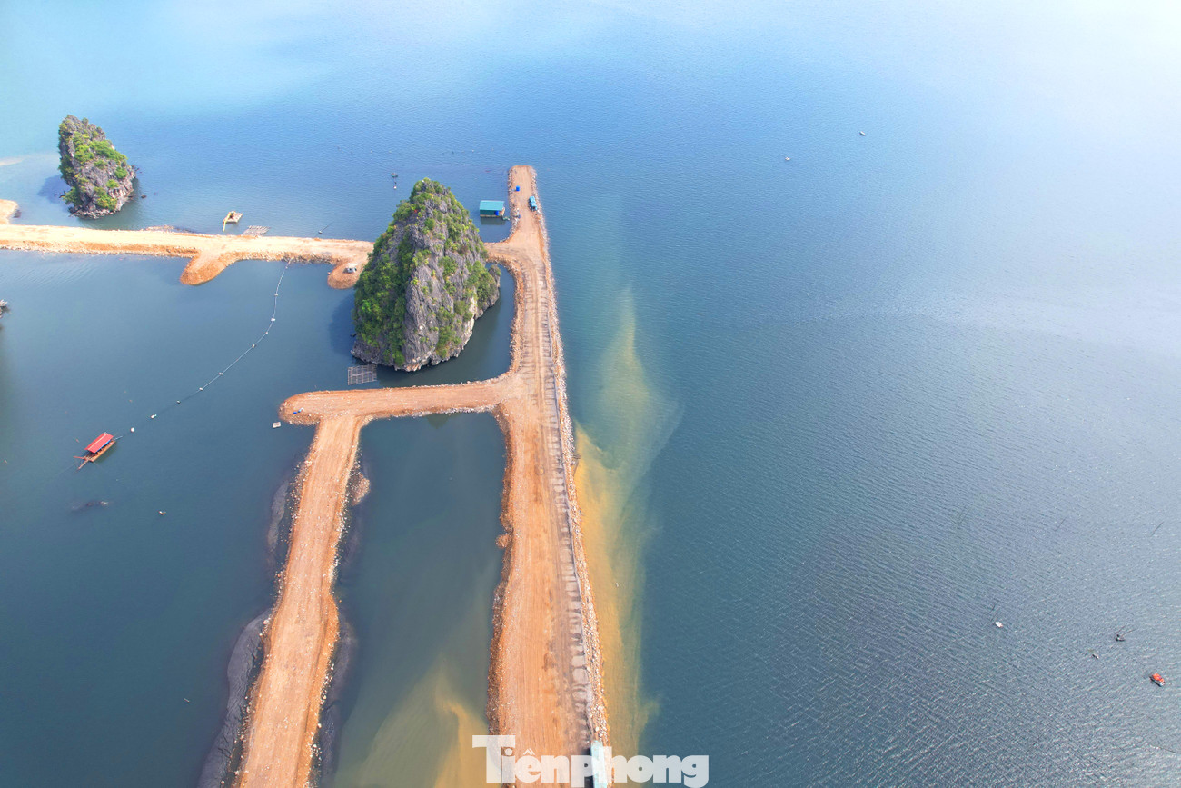 Việc đổ đất lấn biển đang diễn ra rầm rộ. Ước tính mỗi ngày dự án có thể lấn thêm hàng chục mét ra phía biển.