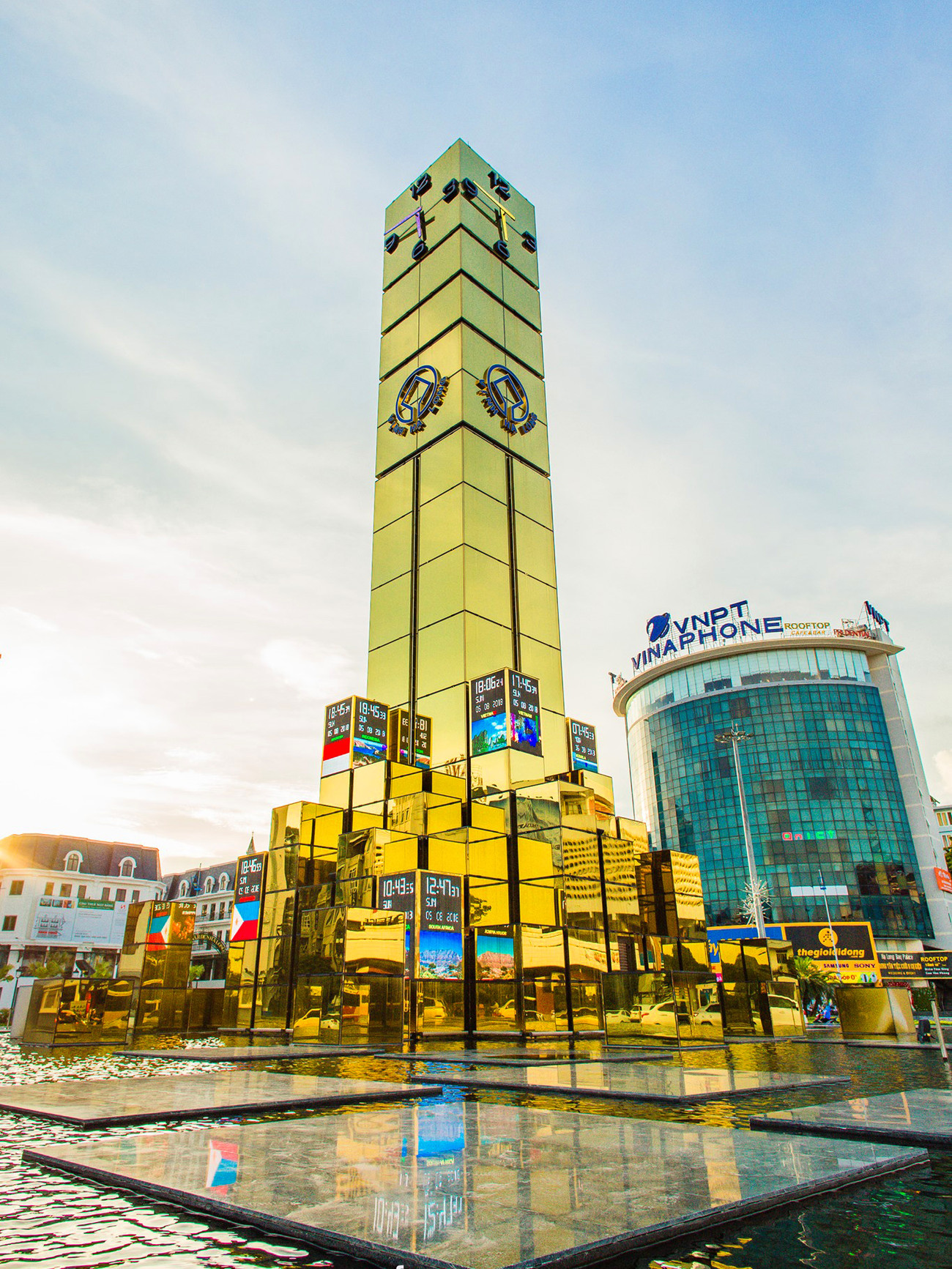 Cột đồng hồ giữa trung tâm Hạ Long được khởi công xây dựng cuối năm 2016 và hoàn thành cuối tháng 3.2017. Công trình cao 28m, được lấy ý tưởng từ quá trình hình thành than đá của Quảng Ninh, toàn bộ mặt ngoài được thiết kế bằng kính cường lực màu vàng. Theo thiết kế, Cột đồng hồ có kết cấu bằng 53 khối đá lớn nhỏ, bên trong là thép, bên ngoài là kính, phía trên gắn hệ thống đồng hồ chỉ thời gian của Việt Nam và một số nước khác. Phía dưới là đài phun nước và hệ thống chiếu sáng. Cột đồng hồ giữa trung tâm Hạ Long được khởi công xây dựng cuối năm 2016 và hoàn thành cuối tháng 3.2017. Công trình cao 28m, được lấy ý tưởng từ quá trình hình thành than đá của Quảng Ninh, toàn bộ mặt ngoài được thiết kế bằng kính cường lực màu vàng. Theo thiết kế, Cột đồng hồ có kết cấu bằng 53 khối đá lớn nhỏ, bên trong là thép, bên ngoài là kính, phía trên gắn hệ thống đồng hồ chỉ thời gian của Việt Nam và một số nước khác. Phía dưới là đài phun nước và hệ thống chiếu sáng.