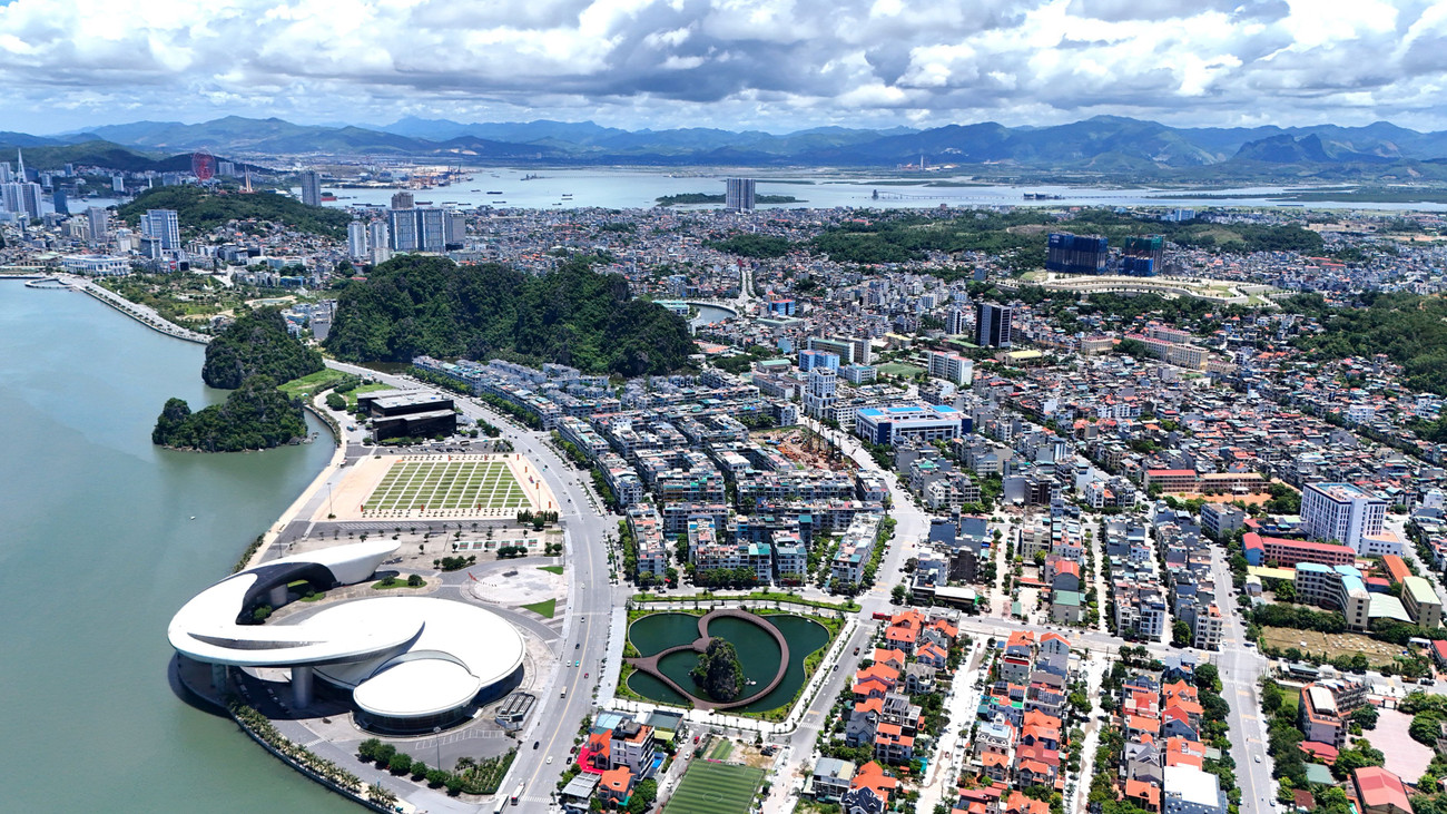 Cung Quy hoạch, Hội chợ và Triển lãm tỉnh Quảng Ninh (thường được gọi là Cung Cá heo) được khánh thành và đón khách từ tháng 10.2016. Cung Cá heo có chiều cao 21,5m, tổng diện tích xây dựng 20.700m2, diện tích sàn 31.194m2, do kiến trúc sư người Tây Ban Nha Salvador Perez Arroyo thiết kế. Cung Quy hoạch, Hội chợ và Triển lãm tỉnh Quảng Ninh (thường được gọi là Cung Cá heo) được khánh thành và đón khách từ tháng 10.2016. Cung Cá heo có chiều cao 21,5m, tổng diện tích xây dựng 20.700m2, diện tích sàn 31.194m2, do kiến trúc sư người Tây Ban Nha Salvador Perez Arroyo thiết kế.