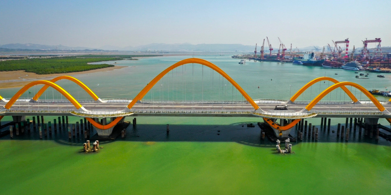 Cầu tình yêu Hạ Long là một trong những công trình trọng điểm, có vai trò quan trọng, được xây dựng năm 2021, nối liền giữa hai bờ vịnh Cửa Lục. Dự án được phê duyệt và bước vào giai đoạn xây dựng từ tháng 4/2021 tới tháng 12/2021 khi hoàn thành. Cây cầu được thiết kế với vòm ống thép nhồi bê tông rộng 33.1m và dài 290m. Tổng chiều dài toàn tuyến của cây cầu là 4.265m với tổng mức đầu tư lên tới 210 tỷ đồng. Cầu tình yêu Hạ Long là một trong những công trình trọng điểm, có vai trò quan trọng, được xây dựng năm 2021, nối liền giữa hai bờ vịnh Cửa Lục. Dự án được phê duyệt và bước vào giai đoạn xây dựng từ tháng 4/2021 tới tháng 12/2021 khi hoàn thành. Cây cầu được thiết kế với vòm ống thép nhồi bê tông rộng 33.1m và dài 290m. Tổng chiều dài toàn tuyến của cây cầu là 4.265m với tổng mức đầu tư lên tới 210 tỷ đồng.