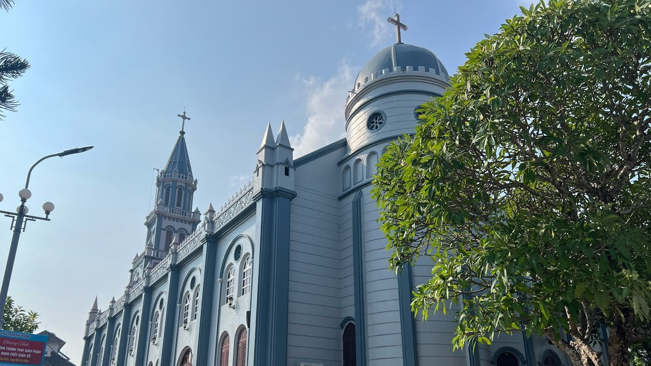 Nhà thờ Hòn Gai tọa lạc trên Núi Đào, phường Bạch Đằng, thành phố Hạ Long. Được xây dựng từ năm 1933, nhìn ra núi Bài Thơ nhưng bị phá hủy vào năm 1967. Mãi đến năm 1998, giáo xứ Hòn Gai mới có điều kiện xây dựng nhà thờ mới khang trang. Nhà thờ Hòn Gai tọa lạc trên Núi Đào, phường Bạch Đằng, thành phố Hạ Long. Được xây dựng từ năm 1933, nhìn ra núi Bài Thơ nhưng bị phá hủy vào năm 1967. Mãi đến năm 1998, giáo xứ Hòn Gai mới có điều kiện xây dựng nhà thờ mới khang trang.