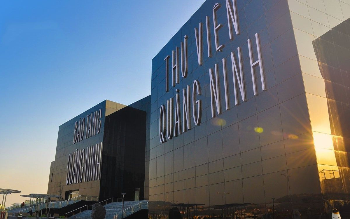 Đặc biệt, phần ngoài của tòa nhà được bảo bọc bởi 14.000m2 kính cường lực màu đen và thay đổi màu sắc theo thời gian, thời tiết, khung cảnh bên ngoài… Đặc biệt, phần ngoài của tòa nhà được bảo bọc bởi 14.000m2 kính cường lực màu đen và thay đổi màu sắc theo thời gian, thời tiết, khung cảnh bên ngoài…