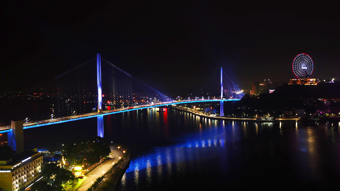 Cầu Bãi Cháy bắc qua vịnh Cửa Lục - được ví là “Cung đàn Hạ Long” - được khánh thành và đưa vào hoạt động ngày 2.12.2006, do các đơn vị của Nhật Bản thiết kế và thi công. Ngoài kiến trúc đẹp, công trình có độ cao tĩnh không 50m và có khả năng chịu đựng được động đất cấp 7, gió bão và sự thay đổi nhiệt độ thất thường của khí hậu khắc nghiệt. Cầu Bãi Cháy bắc qua vịnh Cửa Lục - được ví là “Cung đàn Hạ Long” - được khánh thành và đưa vào hoạt động ngày 2.12.2006, do các đơn vị của Nhật Bản thiết kế và thi công. Ngoài kiến trúc đẹp, công trình có độ cao tĩnh không 50m và có khả năng chịu đựng được động đất cấp 7, gió bão và sự thay đổi nhiệt độ thất thường của khí hậu khắc nghiệt.