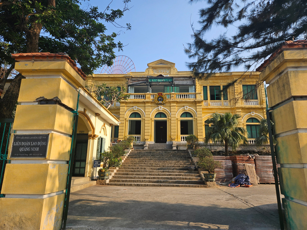 Trong khi đó, trụ sở của Liên đoàn Lao động tỉnh Quảng Ninh hiện nay được người Pháp xây dựng năm 1896 và là nhà làm việc của một chủ mỏ lớn người Pháp. Công trình tiêu biểu cho phong cách kiến trúc cổ điển Đông - Tây giao thoa tạo nên một màu sắc văn hóa rất riêng chỉ có ở Việt Nam. Công trình vẫn được bảo tồn nguyên vẹn cả về hình hài, kiến trúc bên trong và bên ngoài, cửa, cầu thang, ván sàn gỗ lim… Trong khi đó, trụ sở của Liên đoàn Lao động tỉnh Quảng Ninh hiện nay được người Pháp xây dựng năm 1896 và là nhà làm việc của một chủ mỏ lớn người Pháp. Công trình tiêu biểu cho phong cách kiến trúc cổ điển Đông - Tây giao thoa tạo nên một màu sắc văn hóa rất riêng chỉ có ở Việt Nam. Công trình vẫn được bảo tồn nguyên vẹn cả về hình hài, kiến trúc bên trong và bên ngoài, cửa, cầu thang, ván sàn gỗ lim…