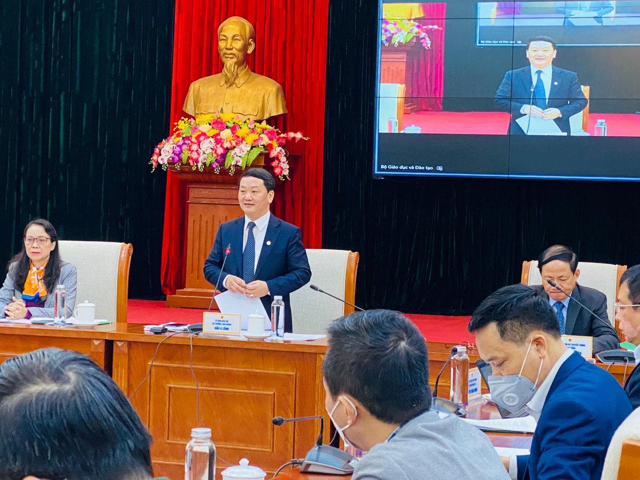 Chủ toạ hội nghị, từ trái qua: Thứ trưởng, Phó Chủ nhiệm Ủy ban Dân tộc Hoàng Thị Hạnh; Bộ trưởng, Chủ nhiệm Hầu A Lềnh; Thứ trưởng Bộ TT&TT Phạm Anh Tuấn. Chủ toạ hội nghị, từ trái qua: Thứ trưởng, Phó Chủ nhiệm Ủy ban Dân tộc Hoàng Thị Hạnh; Bộ trưởng, Chủ nhiệm Hầu A Lềnh; Thứ trưởng Bộ TT&TT Phạm Anh Tuấn.