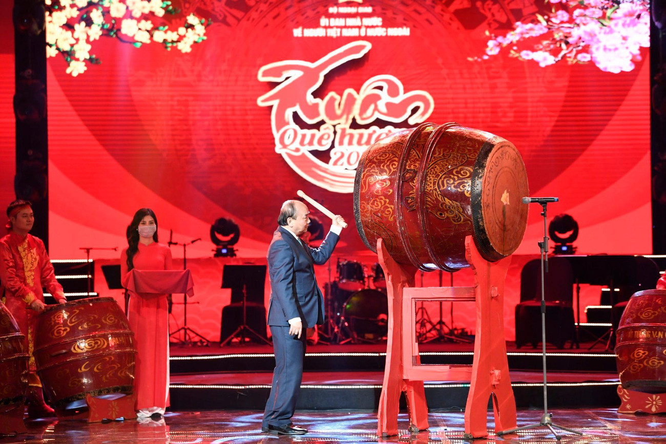 Chủ tịch nước Nguyễn Xuân Phúc đánh trống khai Xuân. (Ảnh: Như Ý) Chủ tịch nước Nguyễn Xuân Phúc đánh trống khai Xuân. (Ảnh: Như Ý)