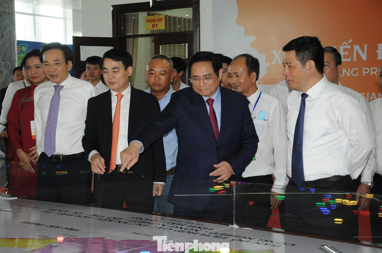 Thủ tướng Phạm Minh Chính cùng đại biểu xem bản đồ tích hợp các dự án kêu gọi đầu tư ở Hậu Giang. Ảnh: Cảnh Kỳ Thủ tướng Phạm Minh Chính cùng đại biểu xem bản đồ tích hợp các dự án kêu gọi đầu tư ở Hậu Giang. Ảnh: Cảnh Kỳ