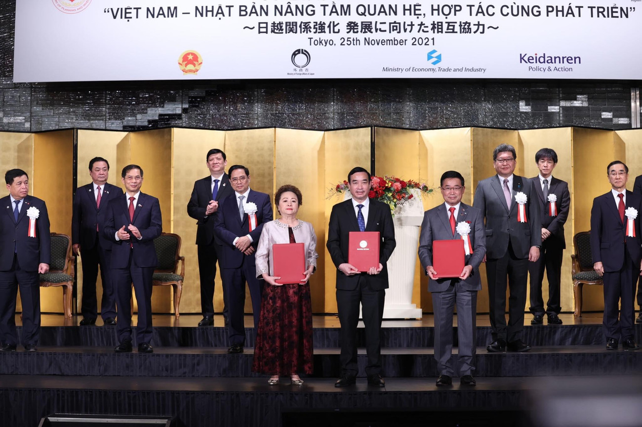 Chủ tịch UBND thành phố Đà Nẵng, Tập đoàn BRG (Việt Nam) và Tập đoàn Sumitomo Corporation (Nhật Bản) trao thỏa thuận hợp tác