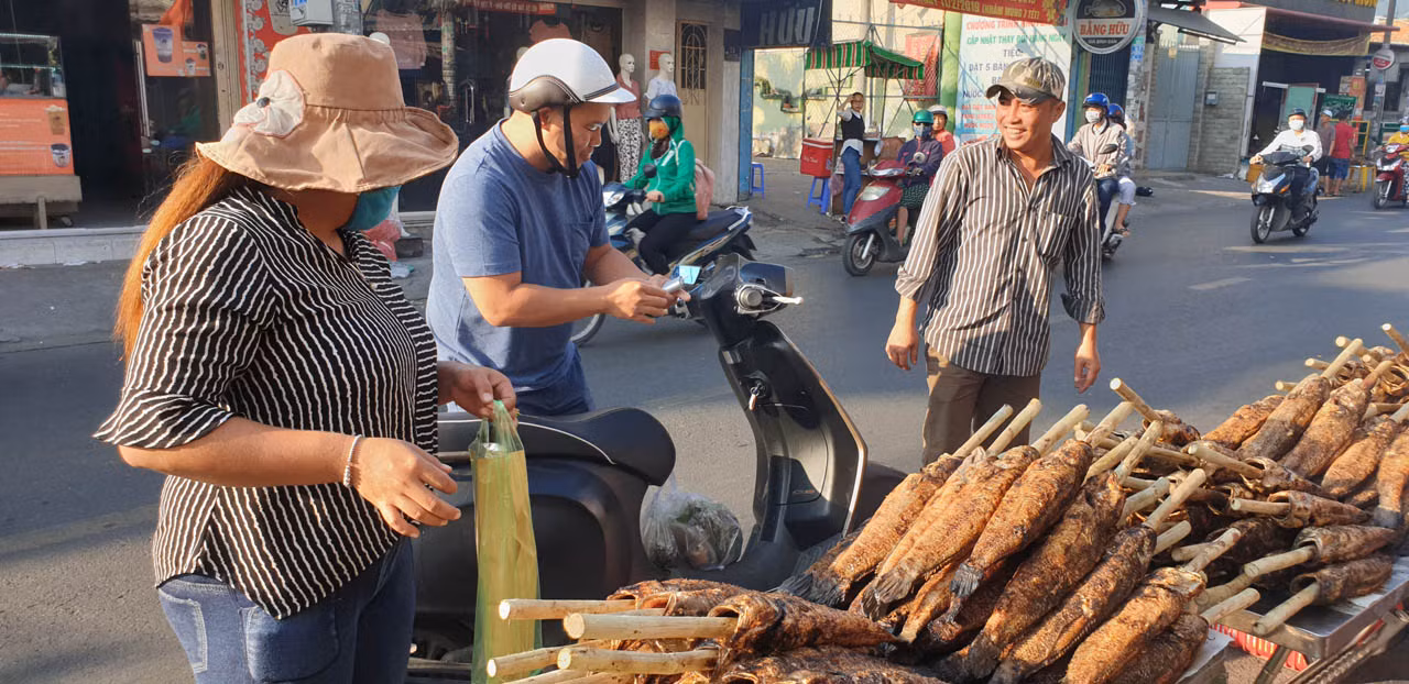 'Phố cá lóc nướng' Sài Gòn đông nghịt người ngày vía Thần tài ảnh 14
