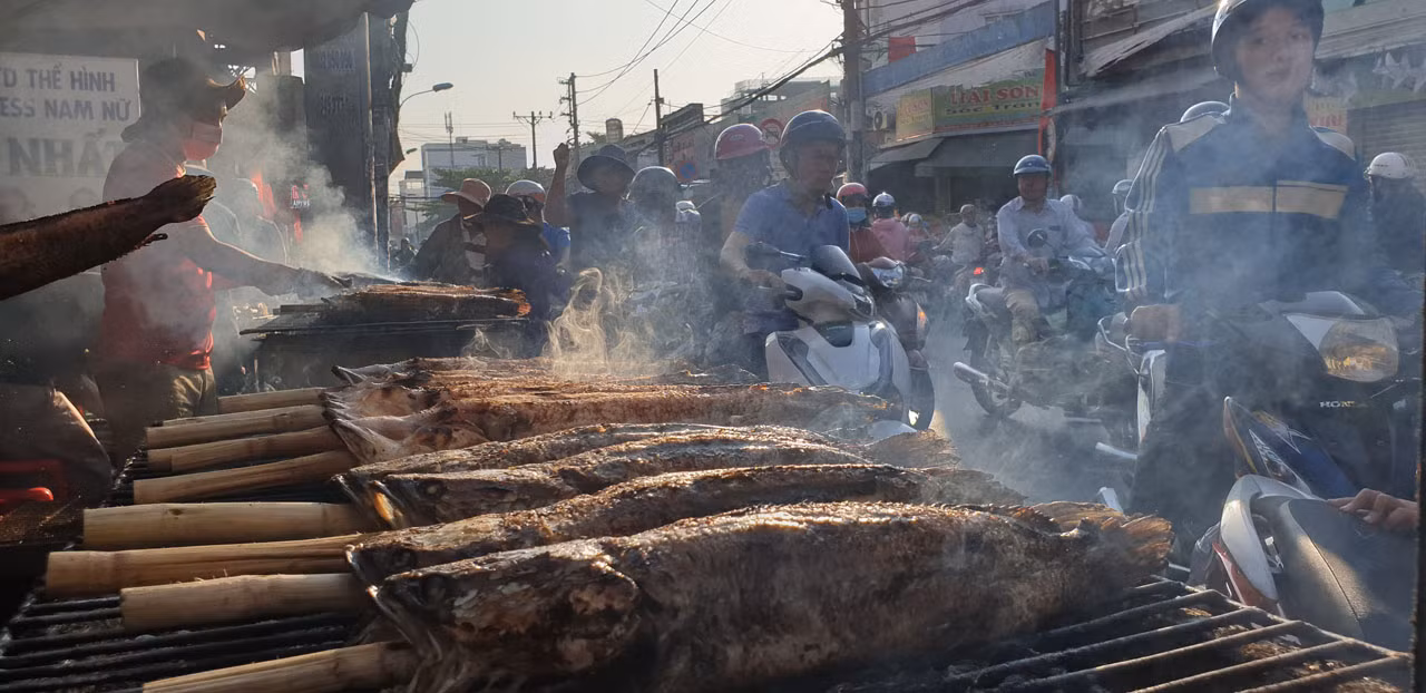 'Phố cá lóc nướng' Sài Gòn đông nghịt người ngày vía Thần tài ảnh 11